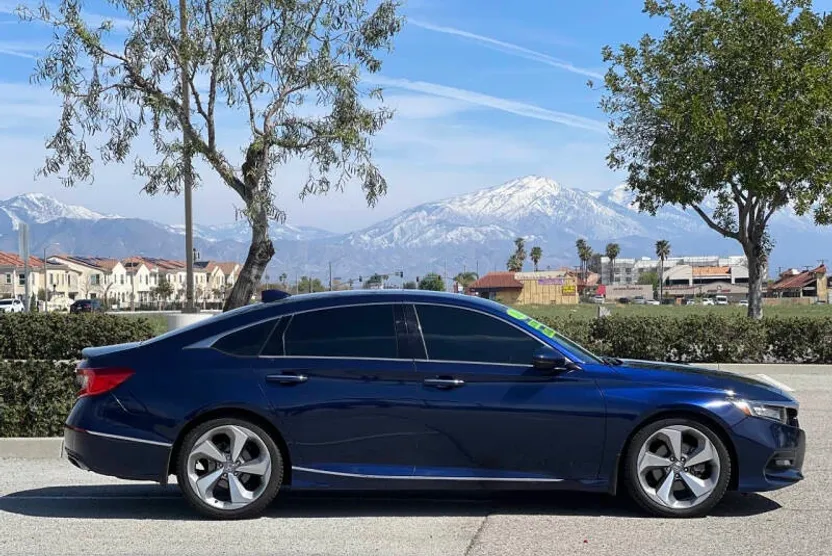 2018 Honda Accord Touring photo 1