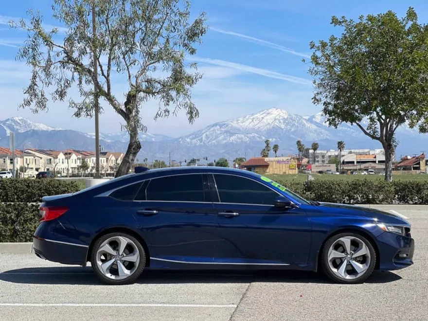 2018 Honda Accord Touring photo 1