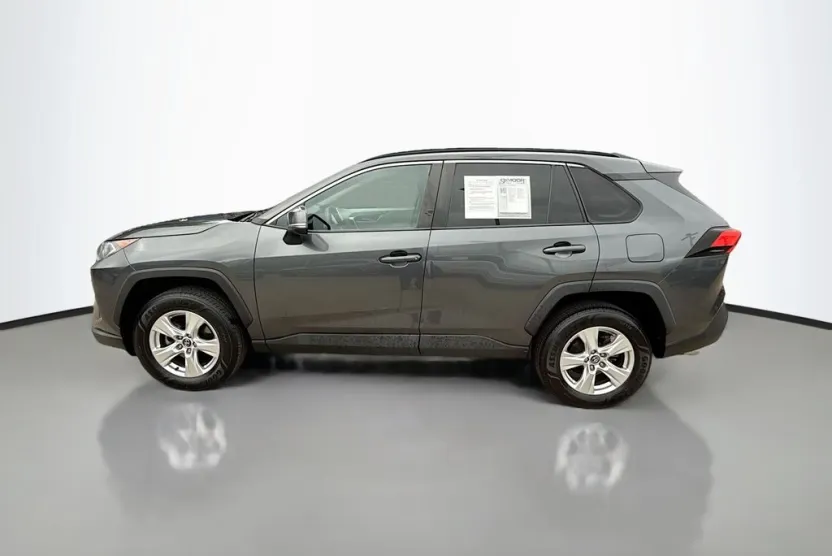 2020 Toyota RAV4 XLE photo 1