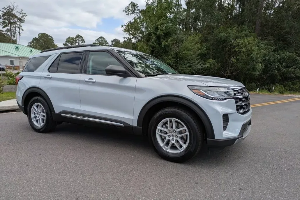 2025 Ford Explorer photo 1