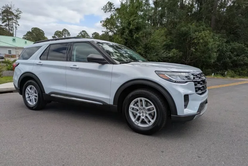 2025 Ford Explorer photo 1