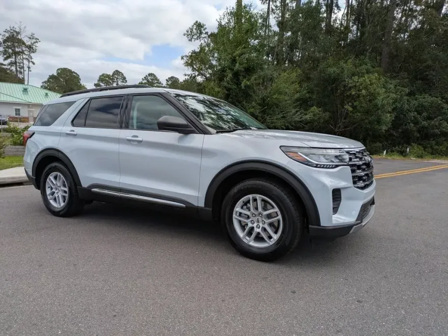 2025 Ford Explorer photo 1