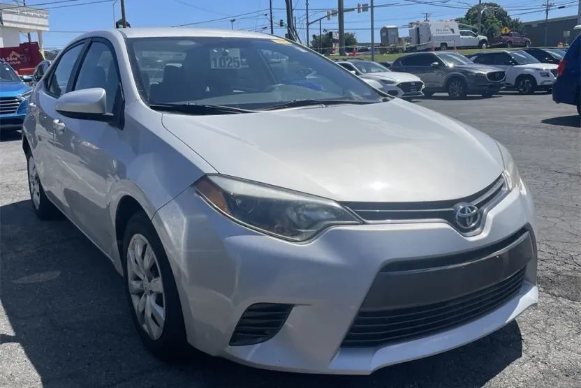 2015 Toyota Corolla LE photo 1