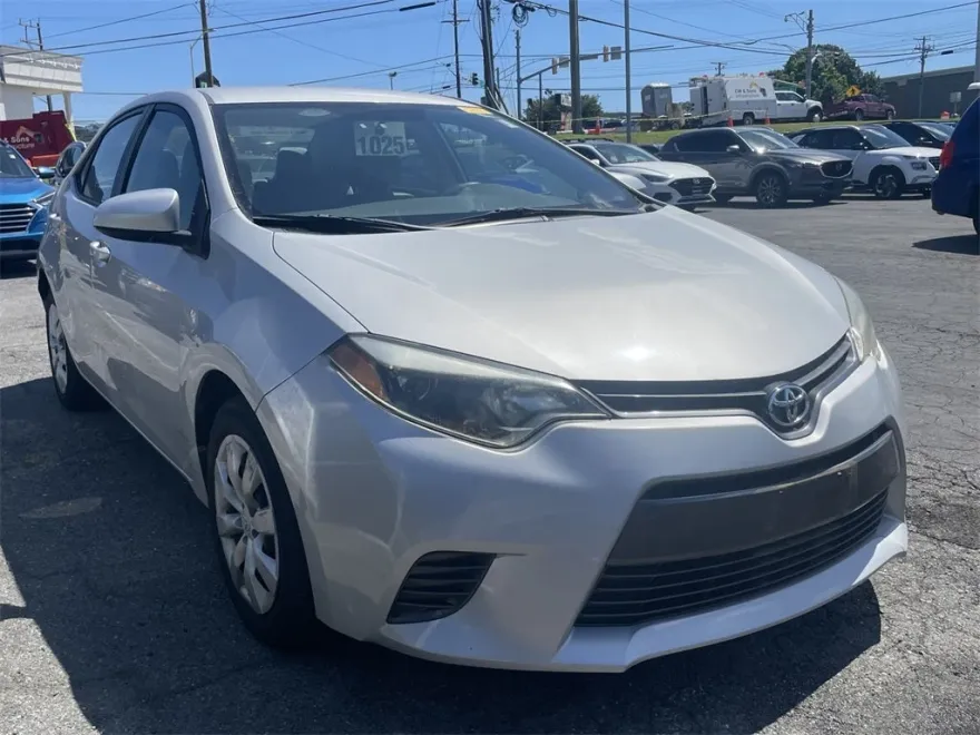 2015 Toyota Corolla LE photo 1