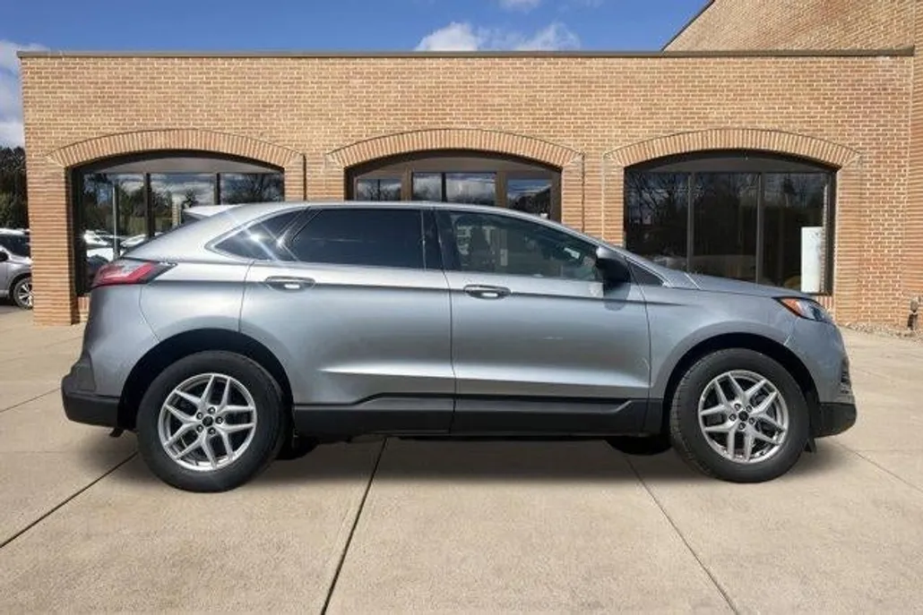 2024 Ford Edge SEL photo 1