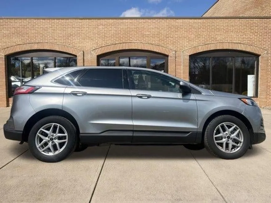 2024 Ford Edge SEL photo 1