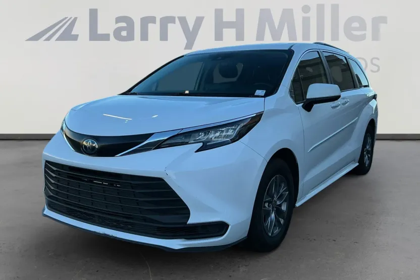 2023 Toyota Sienna LE photo 1