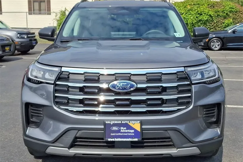 2025 Ford Explorer photo 1