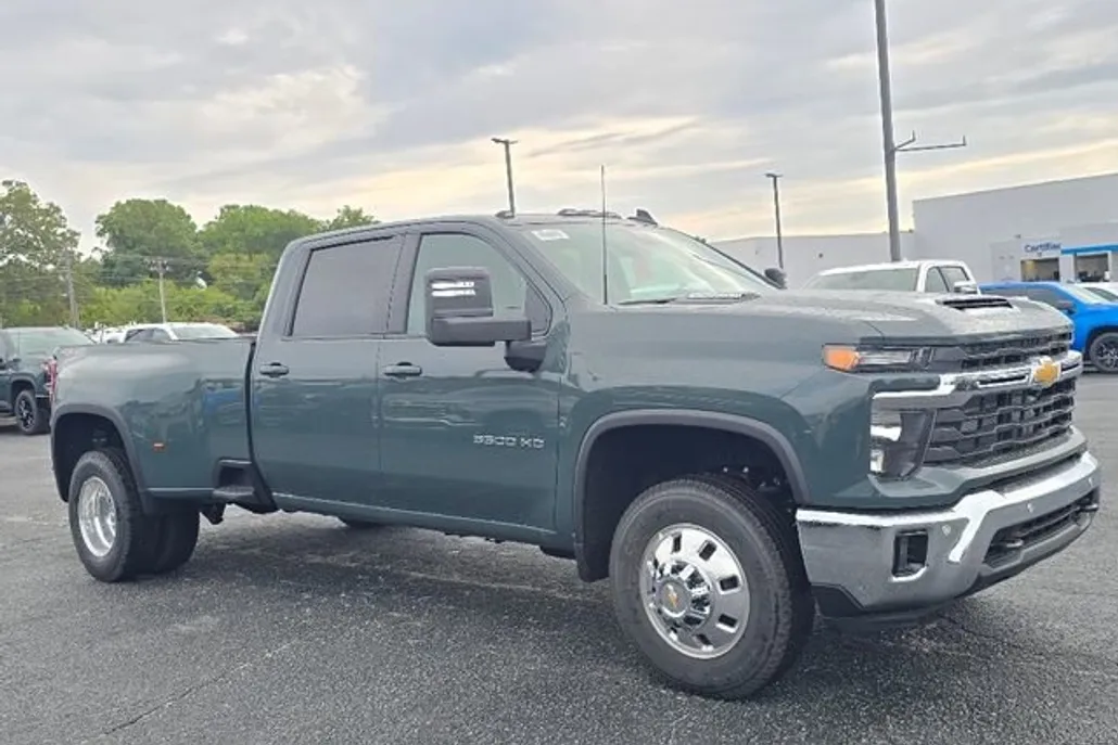 2026 Chevrolet Silverado 3500HD LT photo 1