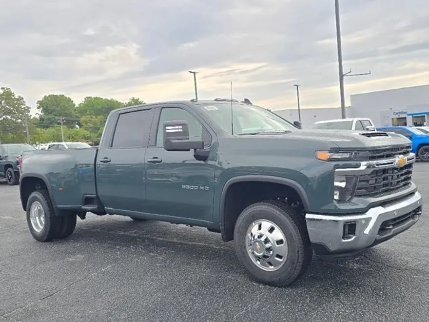 2026 Chevrolet Silverado 3500HD LT photo 1