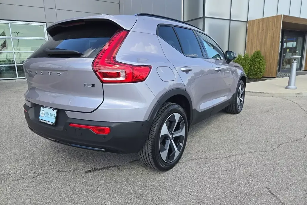 2026 Volvo XC40 Plus photo 1