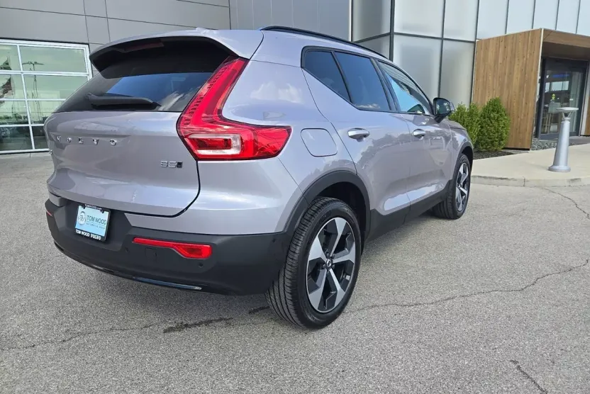 2026 Volvo XC40 Plus photo 1