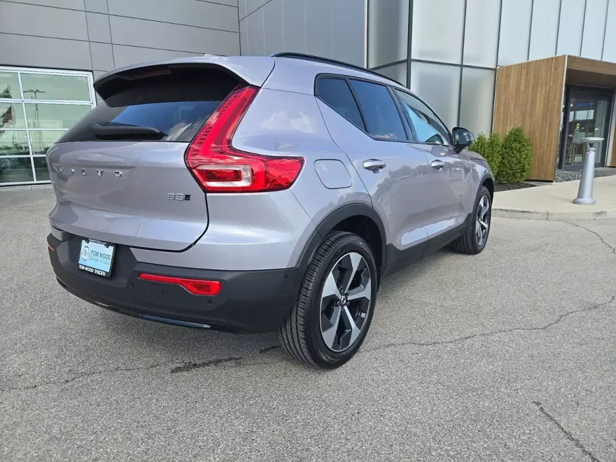 2026 Volvo XC40 Plus photo 1
