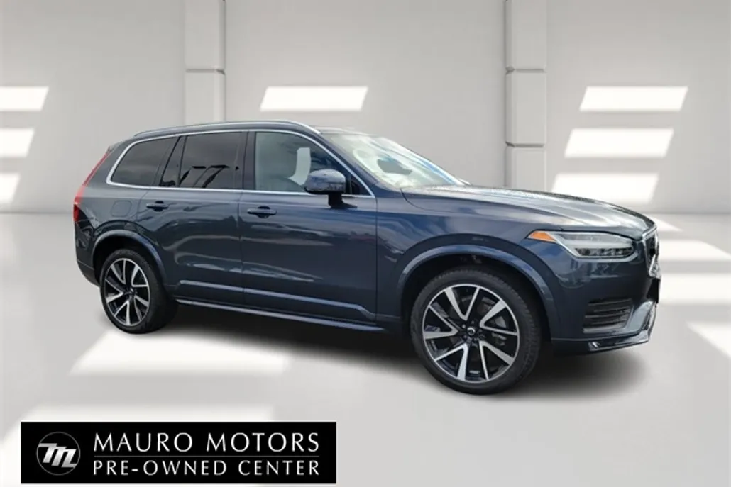 2022 Volvo XC90 Momentum photo 1