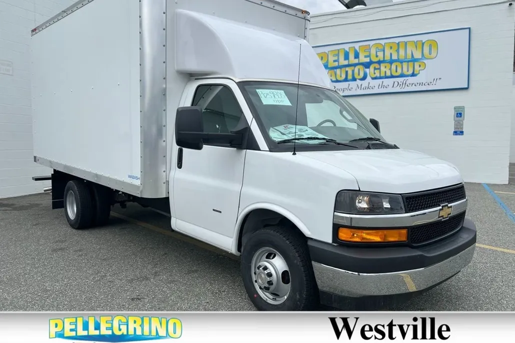 2023 Chevrolet Express Cutaway 3500 photo 1