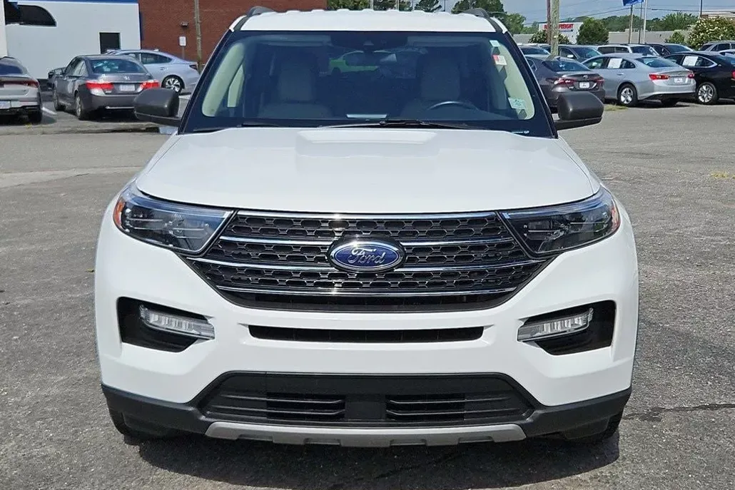 2023 Ford Explorer XLT photo 1