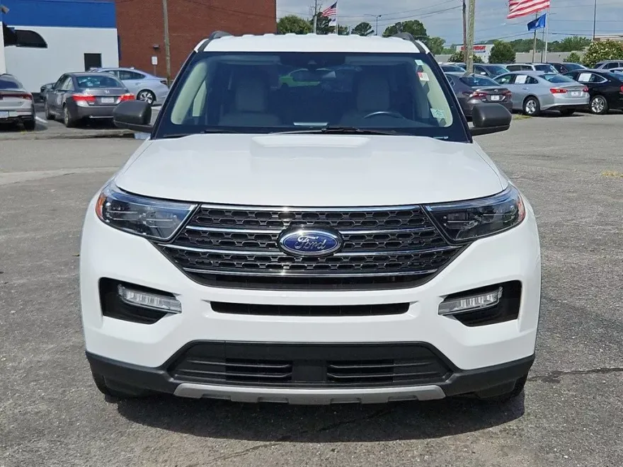 2023 Ford Explorer XLT photo 1