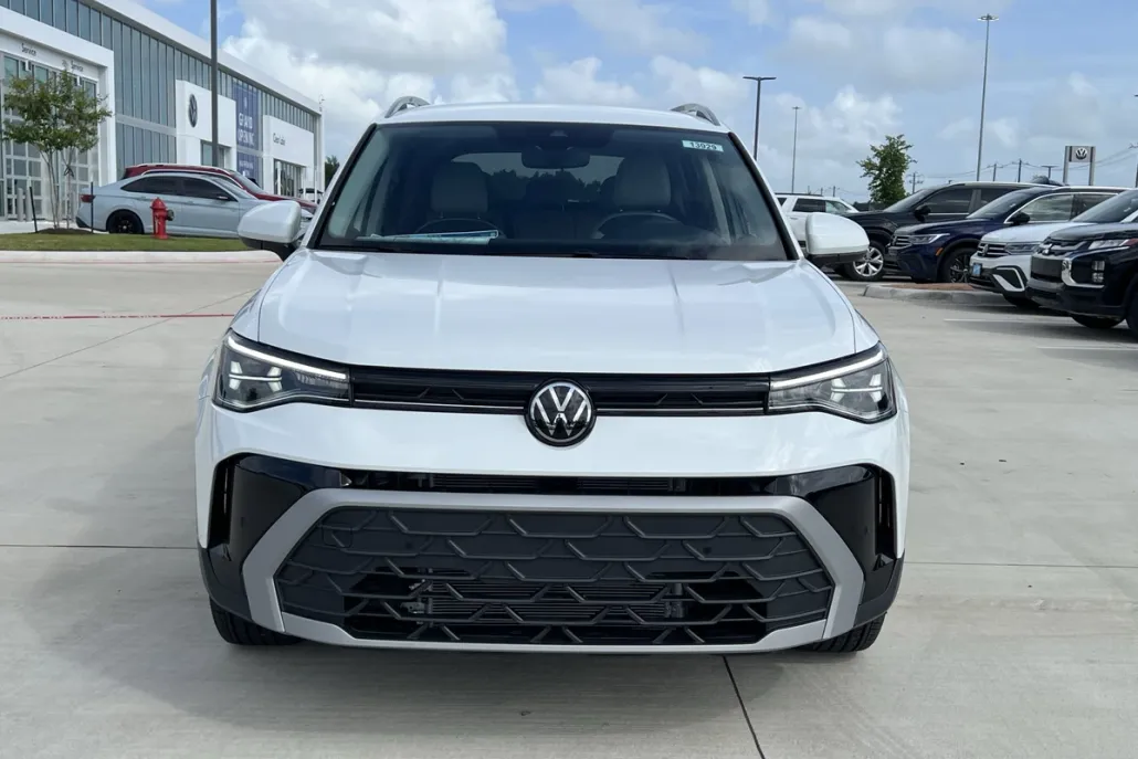 2025 Volkswagen Taos SE photo 1