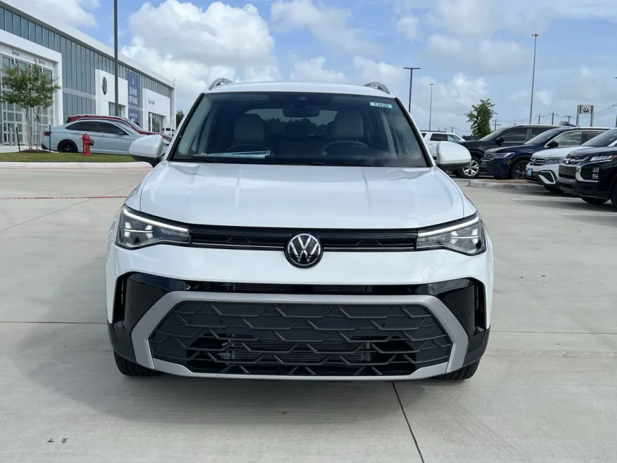 2025 Volkswagen Taos SE photo 1