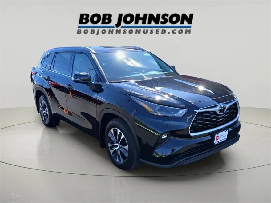 2022 Toyota Highlander XLE photo 1