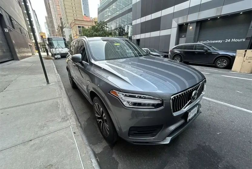 2020 Volvo XC90 T6 Momentum photo 1