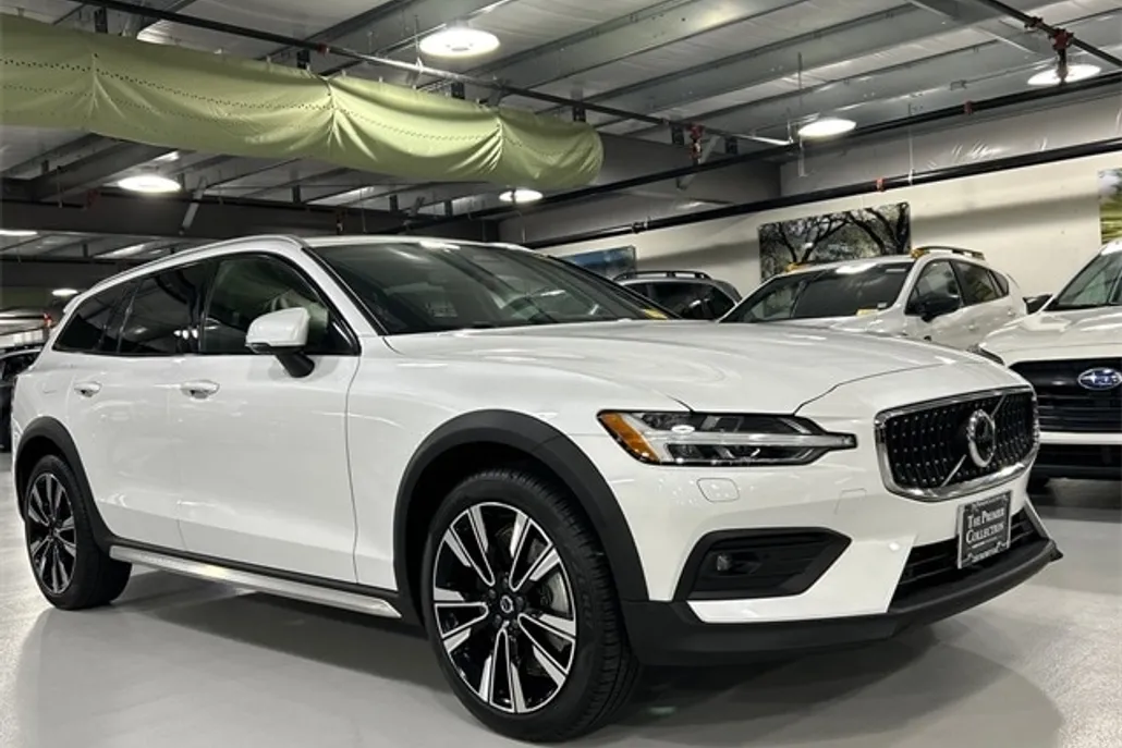 2024 Volvo V60 Cross Country B5 Ultimate photo 1