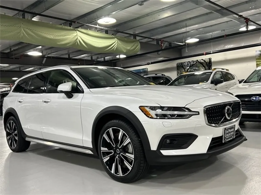 2024 Volvo V60 Cross Country B5 Ultimate photo 1