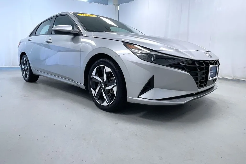 2023 Hyundai Elantra SEL Convenience photo 1