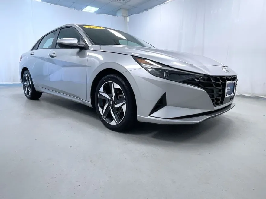 2023 Hyundai Elantra SEL Convenience photo 1
