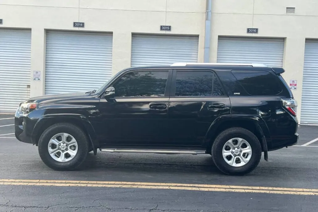 2017 Toyota 4Runner SR5 photo 1