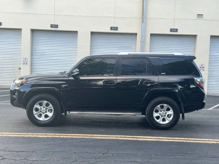 2017 Toyota 4Runner SR5 photo 1