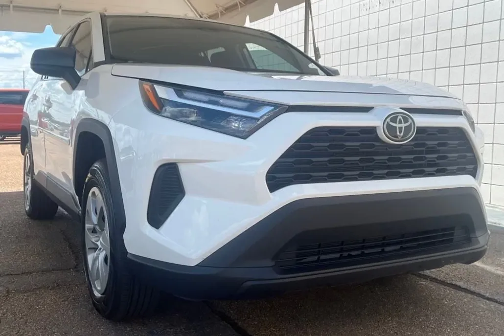 2023 Toyota RAV4 LE photo 1