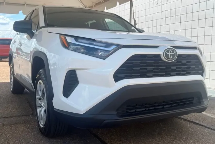 2023 Toyota RAV4 LE photo 1