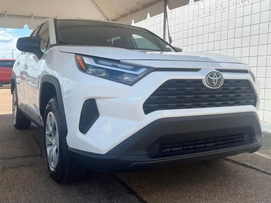 2023 Toyota RAV4 LE photo 1