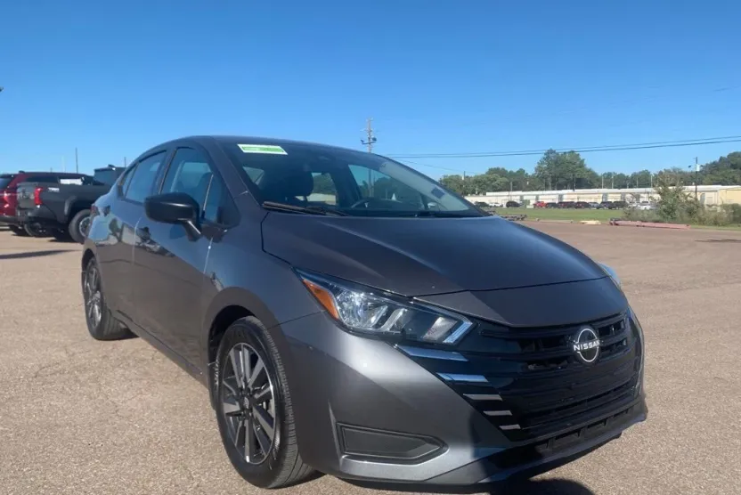 2024 Nissan Versa 1.6 S photo 1