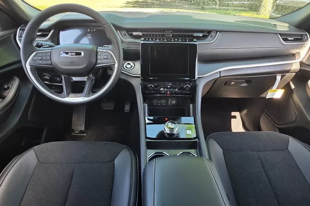 2025 Jeep Grand Cherokee Laredo Altitude photo 1