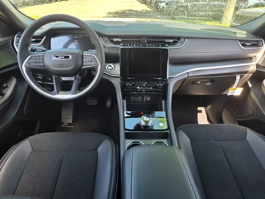 2025 Jeep Grand Cherokee Laredo Altitude photo 1