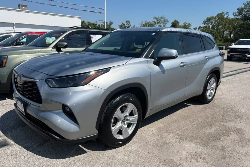 2024 Toyota Highlander LE photo 1