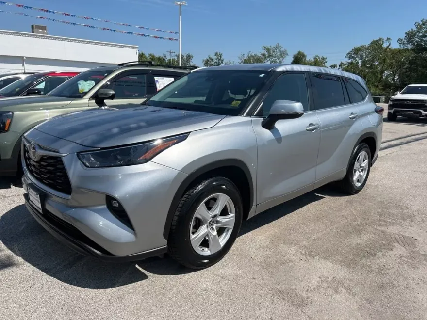 2024 Toyota Highlander LE photo 1