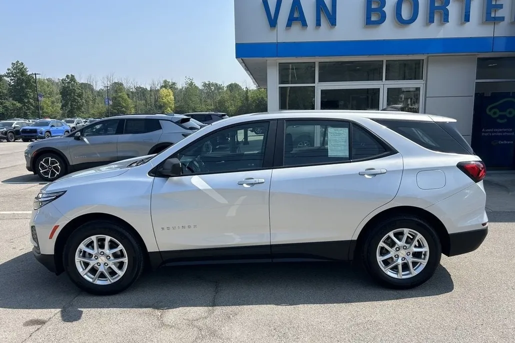 2022 Chevrolet Equinox LS photo 1
