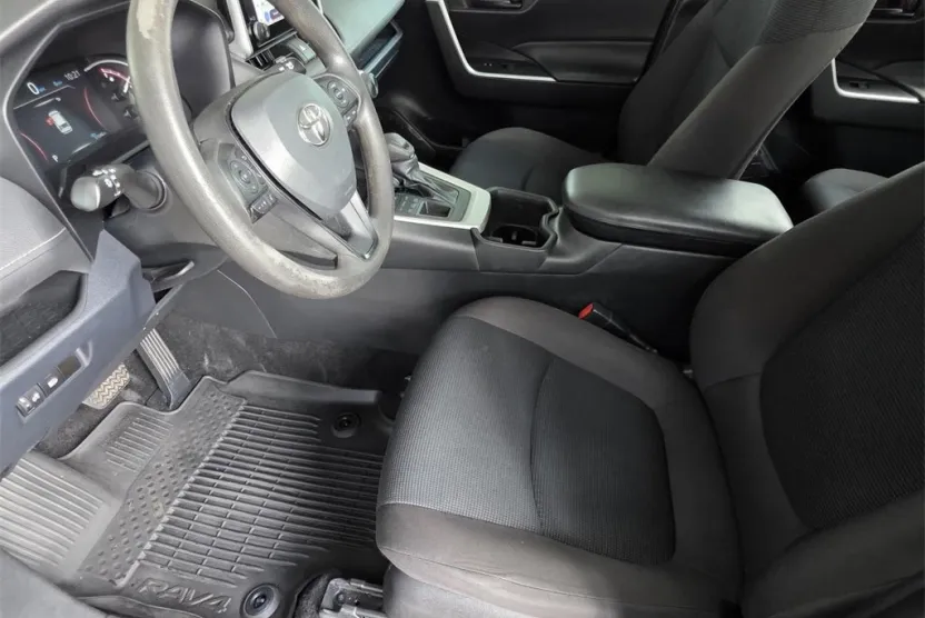 2023 Toyota RAV4 LE photo 1