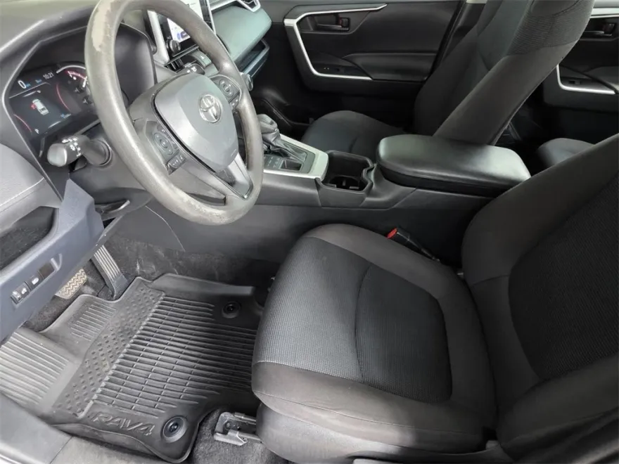 2023 Toyota RAV4 LE photo 1