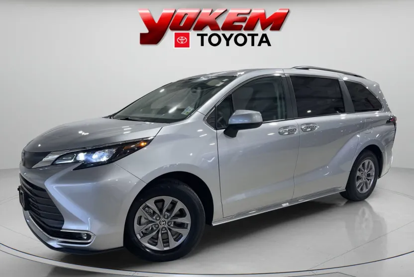 2024 Toyota Sienna XLE photo 1