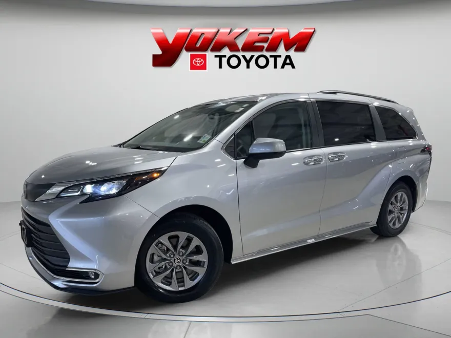 2024 Toyota Sienna XLE photo 1