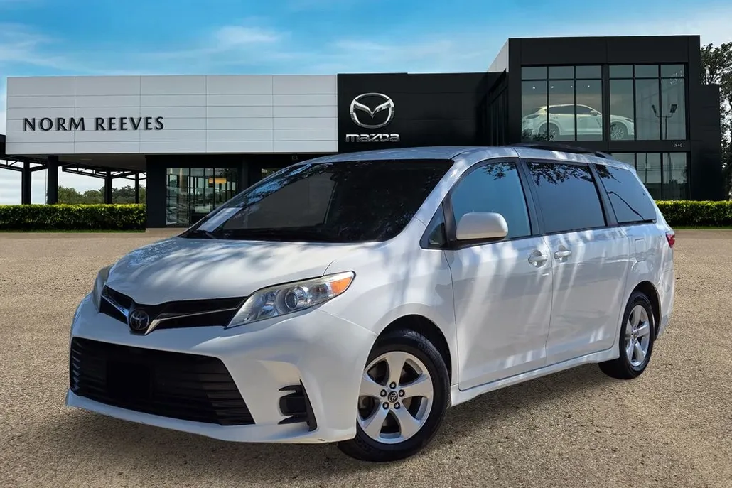 2019 Toyota Sienna LE photo 1