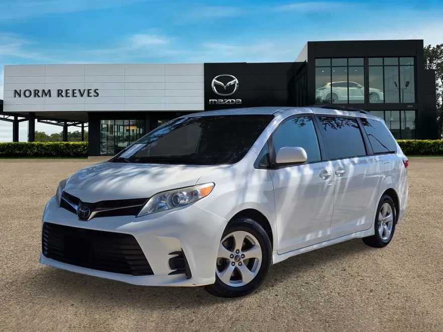 2019 Toyota Sienna LE photo 1