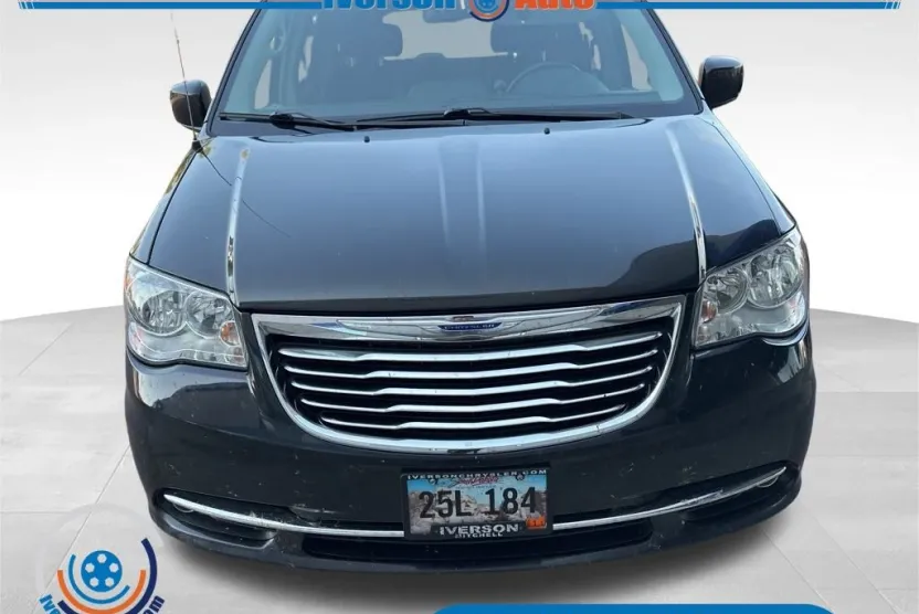 2015 Chrysler Town & Country Touring photo 1
