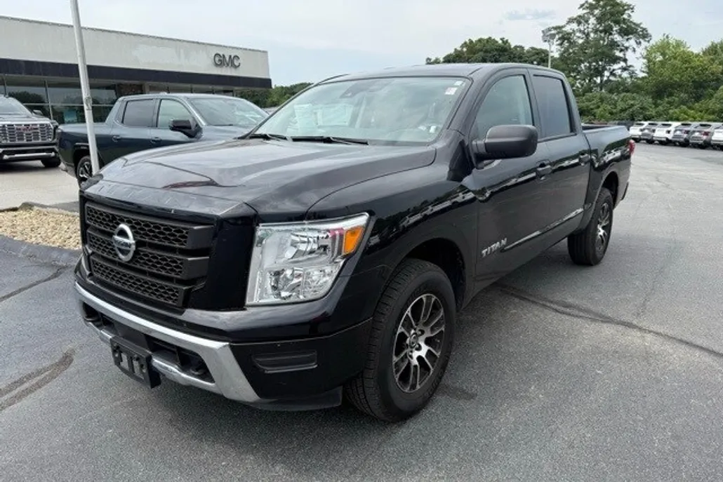 2022 Nissan Titan SV photo 1