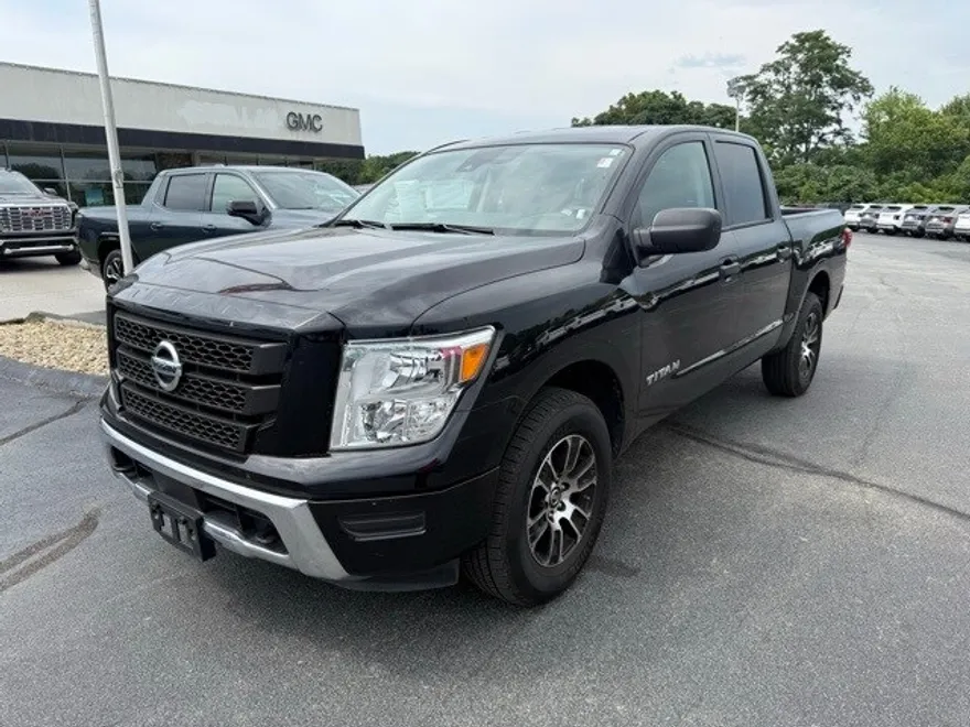 2022 Nissan Titan SV photo 1
