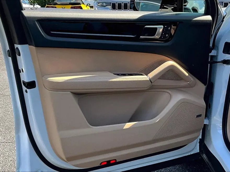 2023 Porsche Cayenne Platinum Edition photo 19
